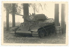 Russischer T-34 Panzer mit Beute Balkenkreuz der Wehrmacht Turm Beschriftung Kobryn und Nummer 1052