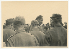 Ritterkreuzträger des Heeres - Oberstleutnant mit Knautschmütze bei Soldaten an der Ostfront