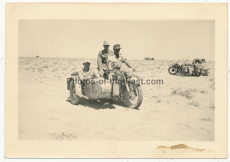 Ritterkreuzträger des Heeres - Afrika Korps Offizier mit der hohen Auszeichnung im Beiwagen vom BMW Motorrad in der Wüste