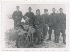 Foto Soldaten der Waffen SS mit BMW Motorrad an der Ostfront - Tarnbekleidung Stielhandgranaten MG 34