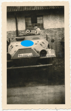 Schützenpanzer der 1. Panzer Division mit großem Hakenkreuz auf der Motorhaube