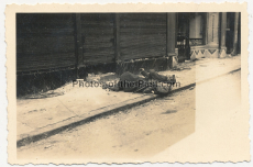 Toter französischer Soldat auf der Straße im Westen 1940