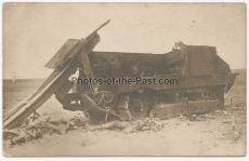 Tote Soldaten an einem französischen Schneider Panzer Wrack auf einem Schlachtfeld an der Westfront