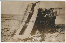 Tote Soldaten an einem französischen Schneider Panzer Wrack auf einem Schlachtfeld an der Westfront