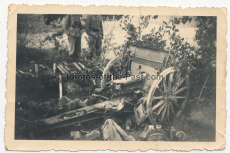 Tote polnische Soldaten an einer Feldkanone in Polen 1939