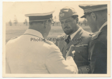 Generalfeldmarschall Hermann Göring im Gespräch mit einem italienischen General