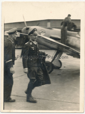 Ritterkreuzträger der Luftwaffe - Jagdflieger Pilot Werner Mölders vor Messerschmitt Bf 109 Flugzeug