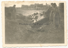 Toter russischer Soldat vor einem T-34 Panzer Wrack an der Ostfront