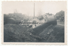 Toter russischer Soldat vor einem T-34 Panzer Wrack an der Ostfront