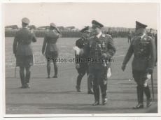 Generalfeldmarschall Hermann Göring auf einem Flughafen der Luftwaffe