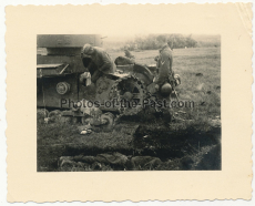 Gefangene russische Soldaten bergen tote Panzermänner aus einem Panzer Wrack an der Ostfront