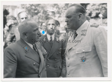 Generalfeldmarschall der Luftwaffe Hugo Sperrle und Dr. Robert Ley in Paris 1942