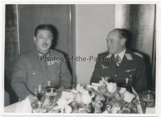 Ritterkreuzträger der Luftwaffe - Generalfeldmarschall Albert Kesselring mit einem japanischen Offizier