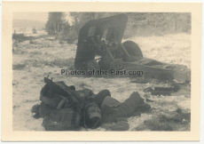 Toter russischer Soldat vor einem Geschütz Wrack an der Ostfront