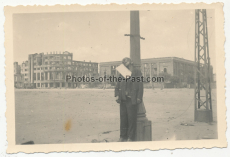 An einem Straßenmast aufgehängter Partisan in einer Stadt im Osten