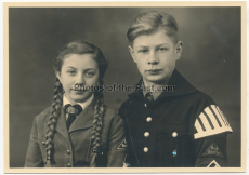 Portrait BDM Mädchen mit Zöpfen und Hitlerjunge mit Schwalbennest und Gebietsdreieck Nord Nordsee - Atelier Lilienthal