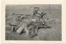 Verbrannte russische Soldaten vor einem LKW Wrack an der Ostfront