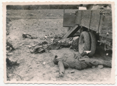 Tote russische Soldaten an einem LKW an der Ostfront