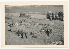 Tote russische Soldaten an einer Rollbahn an der Ostfront