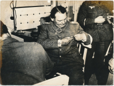 Pressefoto Generalfeldmarschall Hermann Göring gibt in einem Internierungslager in Augsburg seine Orden ab Mai 1945