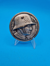 Fotoalbum Auflage Wehrmacht Soldatenkopf mit Stahlhelm Metall 5x5cm. 4 Splinte