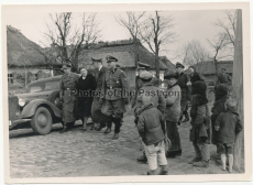 Offiziere der Waffen SS und Partei in einem Bauerndorf in der Ukraine
