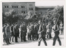 Italienische Offiziere und Offiziere der Waffen SS vor Hermann Göring Haus