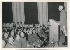 Waffen SS Standartenführer hält eine Rede vor Partei Offizieren und Zivilisten