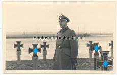 Offizier der Waffen SS auf einem Heldenfriedhof der Waffen SS