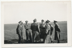Ritterkreuzträger der Luftwaffe - General Adolf Galland mit Offizieren auf einem Flugplatz