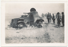 Verbrannter russischer Soldat vor einem BA-20 Panzerwagen an der Ostfront 1941