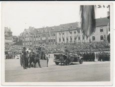 Der Führer Adolf Hitler im PKW in Nürnberg