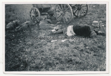 Tote Soldaten nach einem Bombentreffer an der Ostfront