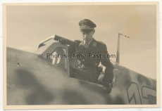 Ritterkreuzträger der Luftwaffe - Oberleutnant Heinrich Ehrler im Cockpit vom Messerschmitt Bf 109 Flugzeug in Petsamo