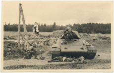 Tote russische Soldaten vor einem T-34 Panzer den Soldaten der Wehrmacht als Deckung nutzen !