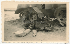 Toter russischer Soldat vor einem BA-10 Panzerwagen Wrack vor Grodno