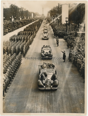 Der Führer Adolf Hitler im Mercedes Benz PKW bei einer Parade in Berlin
