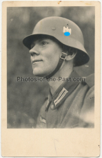 Stahlhelm Portrait Foto Soldat der Wehrmacht mit M 40 Helm