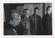 Ritterkreuzträger Generaloberst Georg Lindemann neben SS Untersturmführer Hugo Krass Regimentskommandeur 5. Leibstandarte SS Adolf Hitler