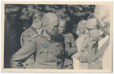 Ritterkreuzträger des Heeres - General Freiherr Hans von Boineburg-Lengsfeld Kommandant von Groß Paris im Gespräch mit rumänischem Offizier