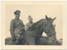 Ritterkreuzträger des Heeres - General auf einem Pferd im Osten