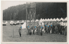 Reichsjugendführer Baldur von Schirach spricht vor BDM Mädchen und Hitlerjungen in einem Zeltlager