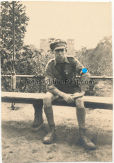 Hitlerjunge auf einer Parkbank