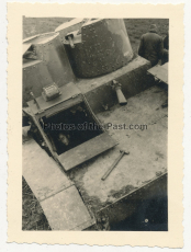 Toter russischer Soldat in einem Panzer mit MG Zwillingsturm