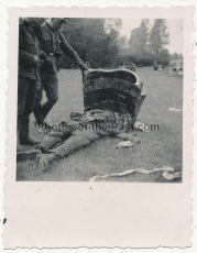 Toter englischer Pilot unter Flugzeug Trümmern