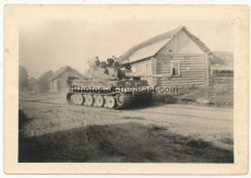 Panzer VI Tiger mit Turmnummer 121 der schweren Panzer Abteilung 505 auf dem Marsch in Russland