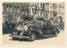 Der Führer Adolf Hitler im Mercedes Benz PKW in Eberswalde