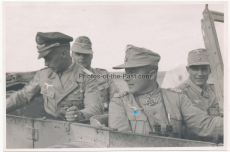 Ritterkreuzträger der Luftwaffe - General im Kübelwagen bei der Aufklärungsgruppe 121 in Afrika