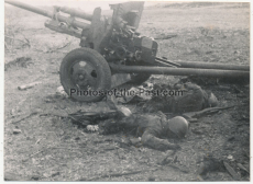 Tote russische Soldaten an einem PaK Geschütz an der Ostfront 1941