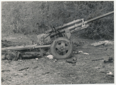 Tote russische Soldaten an einem PaK Geschütz an der Ostfront 1941